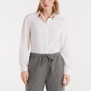 CAMISA BLANCA BORDADO FRESA