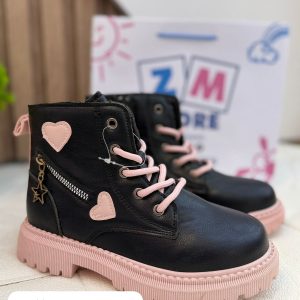 Botas para niñas con ziper al lado.