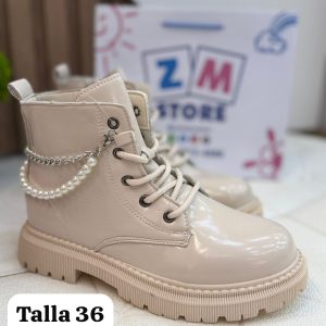 Botas para niñas, con detalles de cadena.