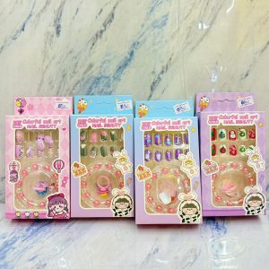 Uñas press on para niña con pulsera.