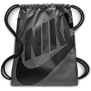NIKE – Bolsa Nike Heritage Gris Oscuro Tipo Mochila para Gimnasio y Uso Diario