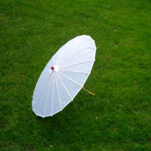 Sombrillas de tela blancas